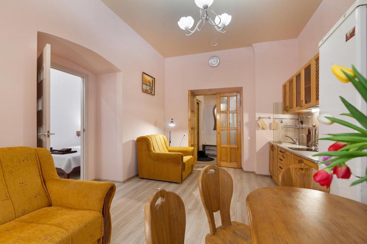 Friends House On Square Rynok Apartman Lviv Kültér fotó