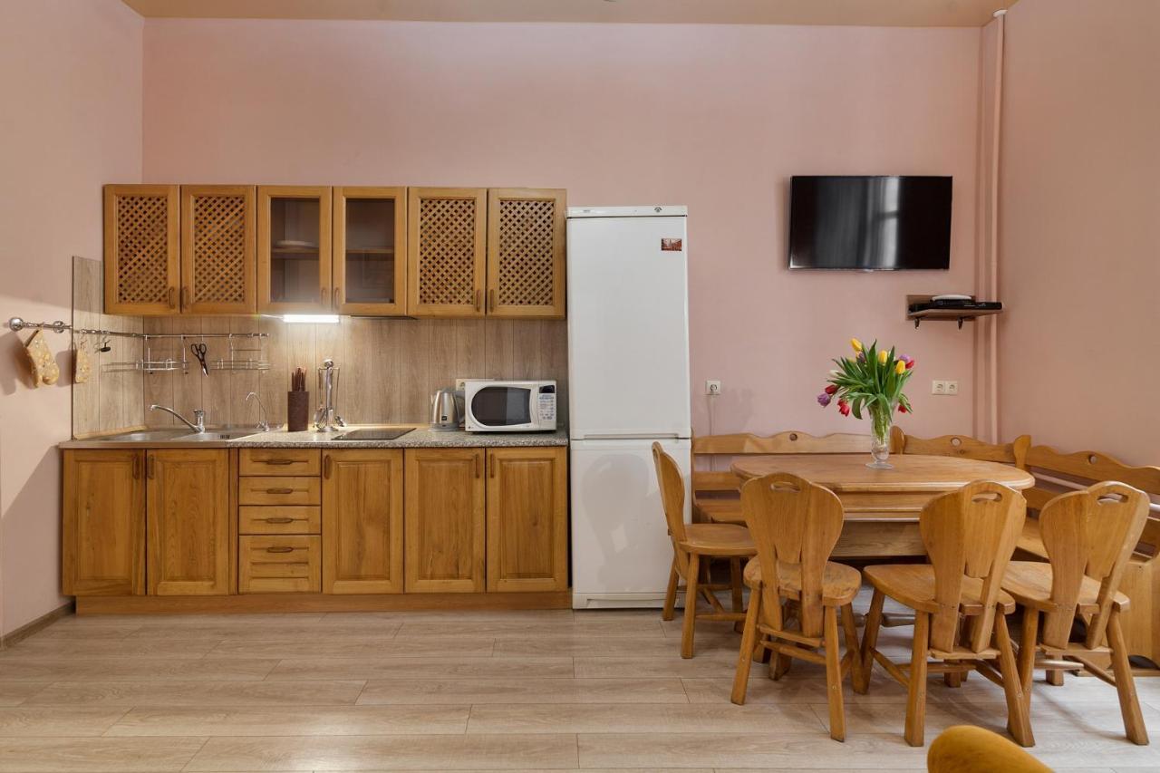 Friends House On Square Rynok Apartman Lviv Kültér fotó