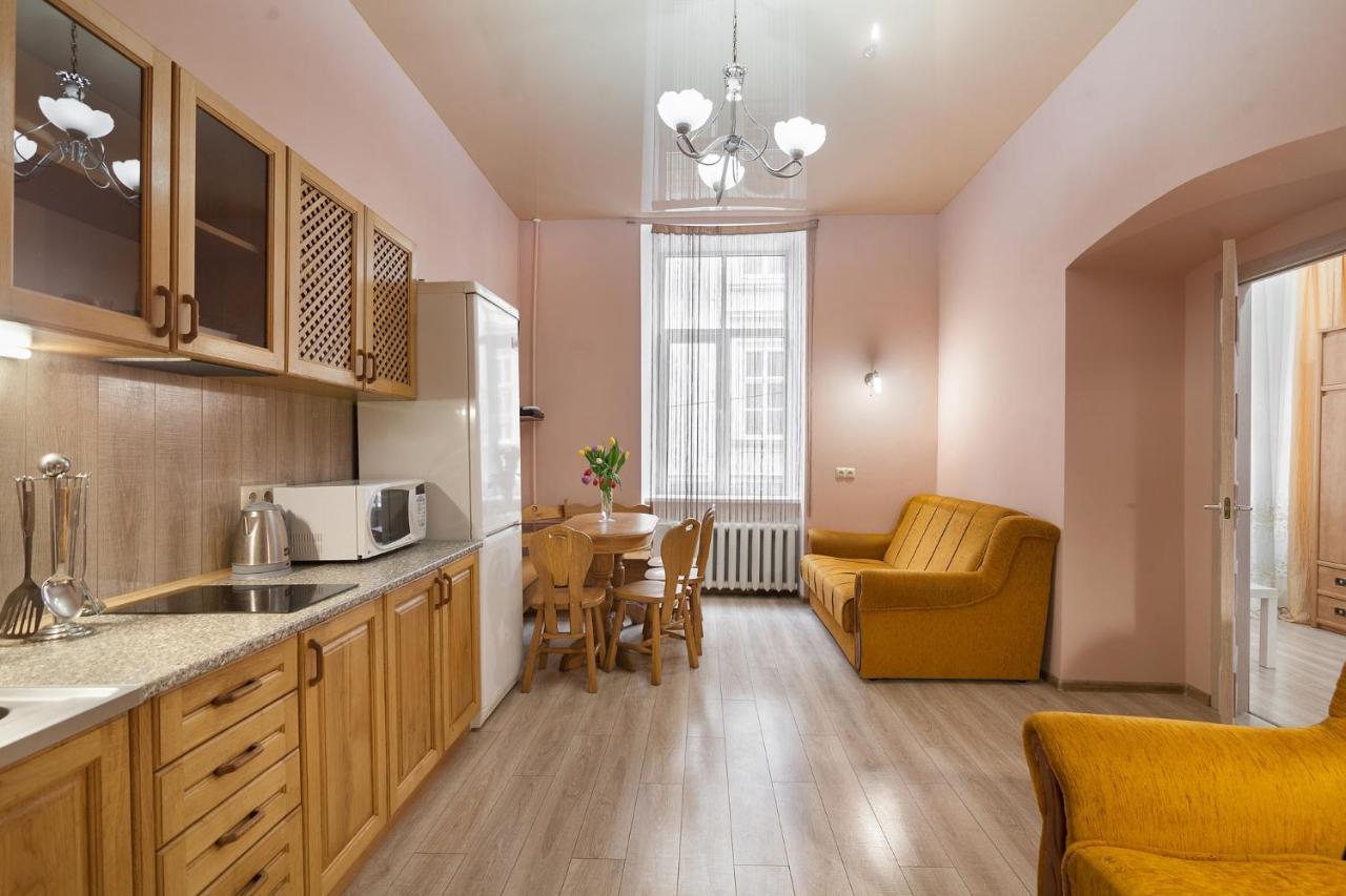 Friends House On Square Rynok Apartman Lviv Kültér fotó